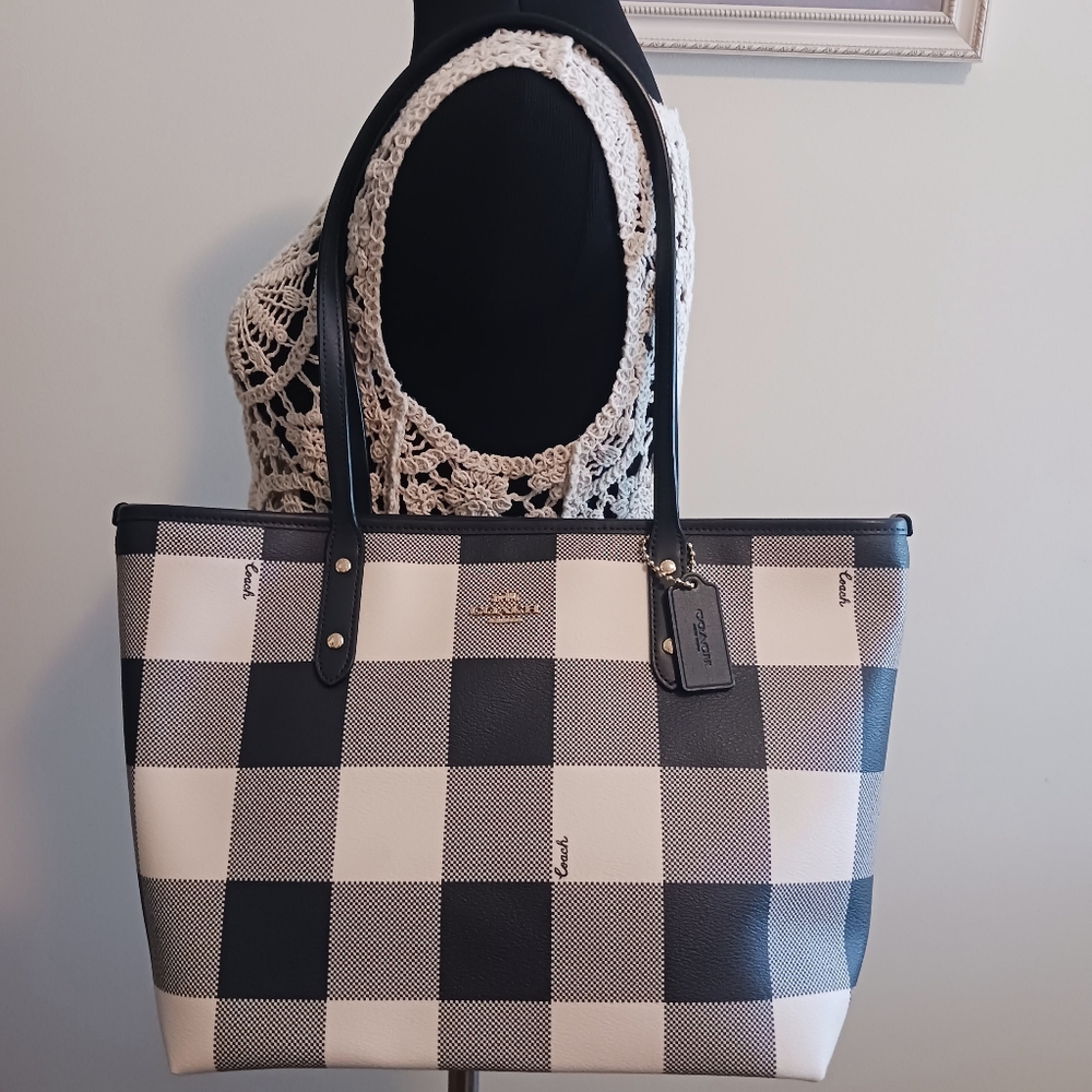 HP🎉🎉Coach Buffalo Plaid City Navy and Ivory Tote F66929 EUC 11"w X 10"h X 7"w